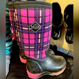 Size 10 girls Muck Boots